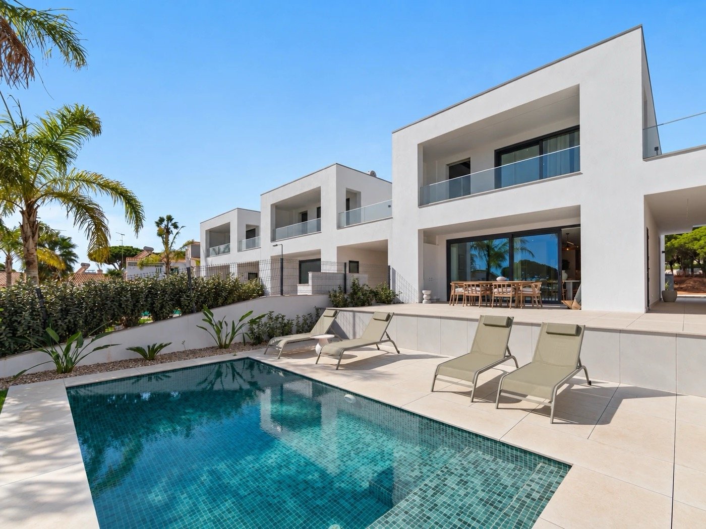 Moradia contemporânea com piscina, do relatório de exemplo